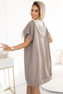 591-1 Sukienka kangurka z kapturem i metalicznymi detalami - Mocha Mousse | Numoco Basic